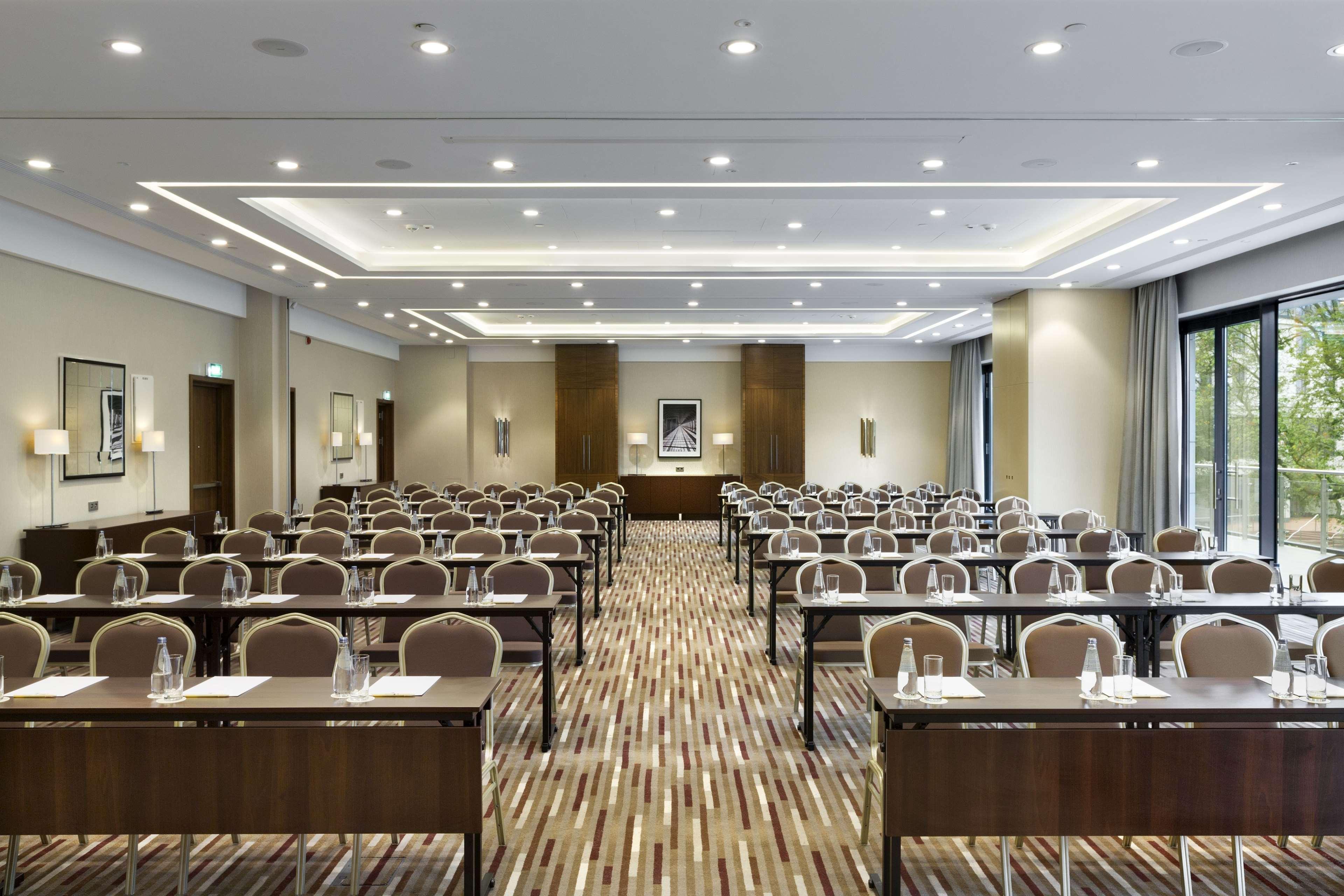 Doubletree By Hilton & Conference Centre Готель