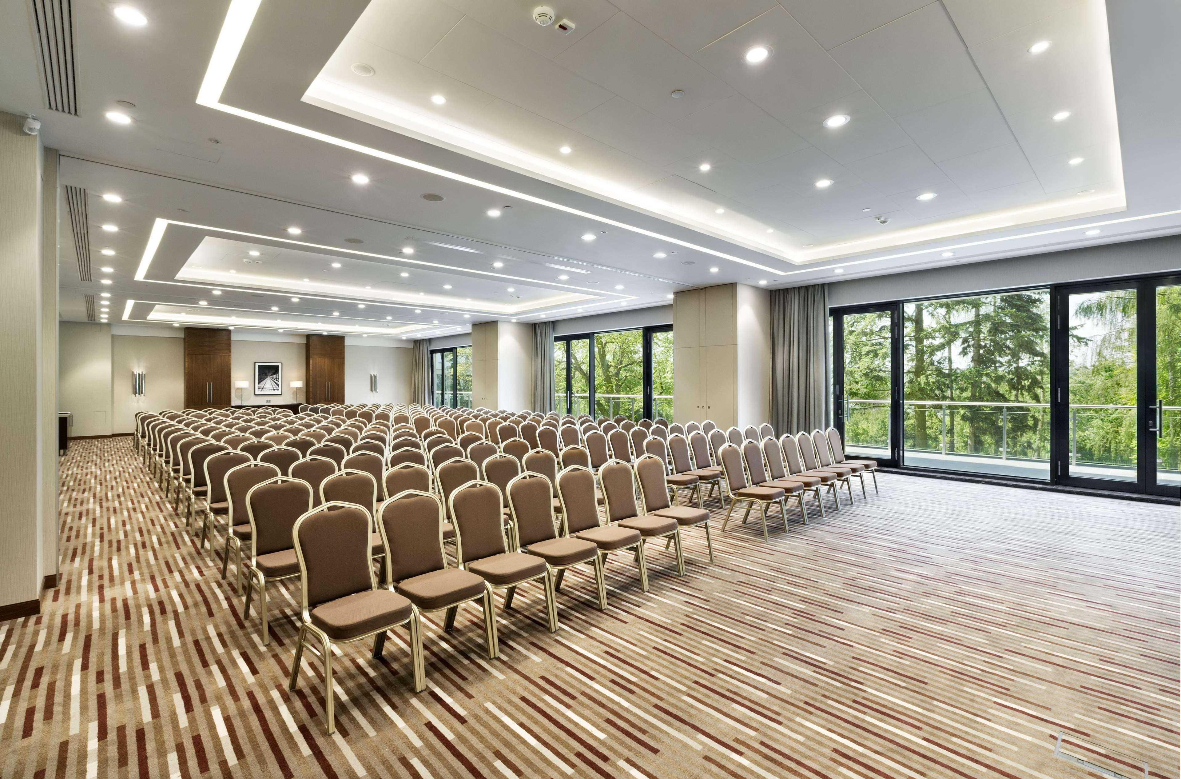 Doubletree By Hilton & Conference Centre Готель 4*